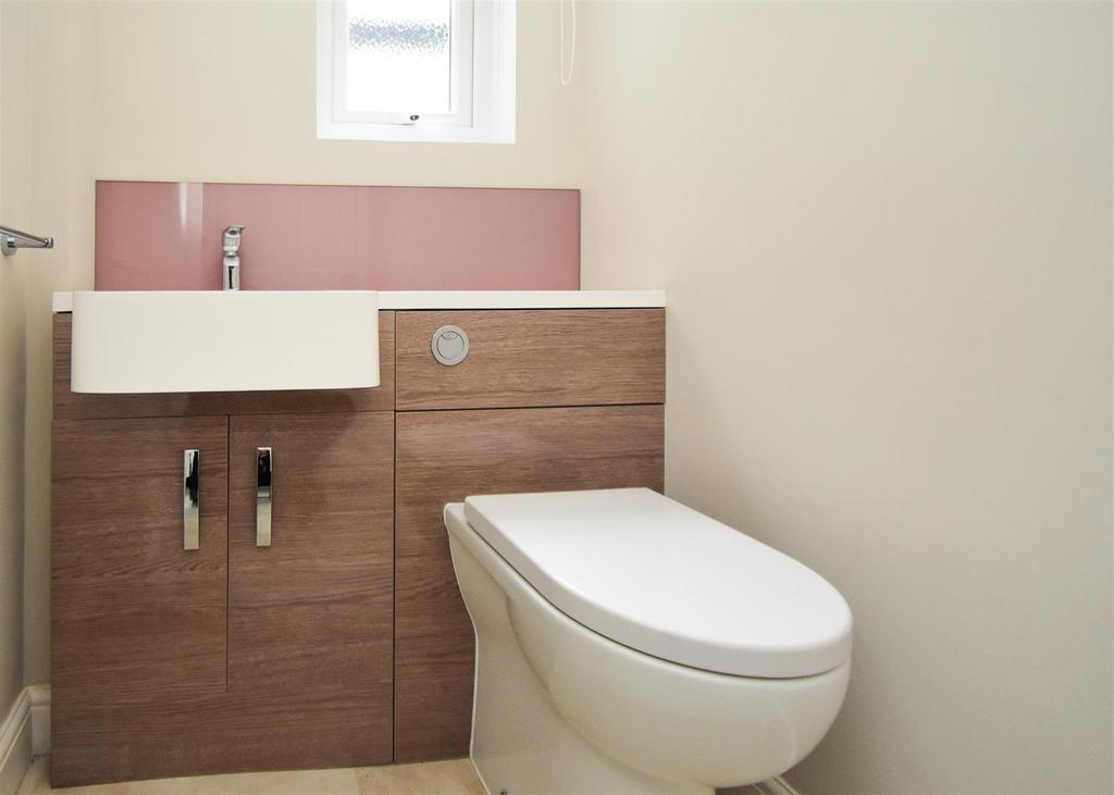 19 Clifton Road - WC.jpg