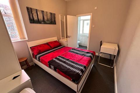 5 bedroom house share to rent - Tootal Drive, Salford,