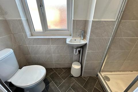 5 bedroom house share to rent - Tootal Drive, Salford,