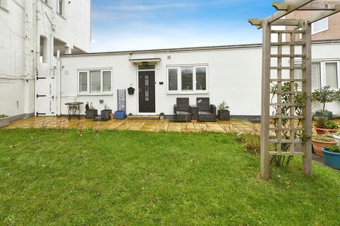 2 bedroom bungalow for sale, Westcliff Parade, Westcliff-on-sea, SS0