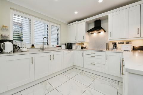 2 bedroom bungalow for sale - Westcliff Parade, Westcliff-on-sea, SS0