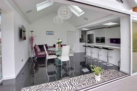 4 bedroom detached bungalow for sale - Harriet Gardens, Croydon