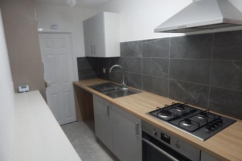 2 bedroom terraced house to rent, Batley Road, Heckmondwike