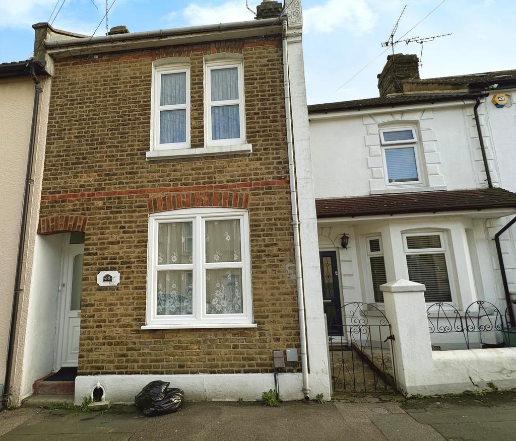 Shakespeare Road, Gillingham, Kent, ME7 3 bed terraced house to rent