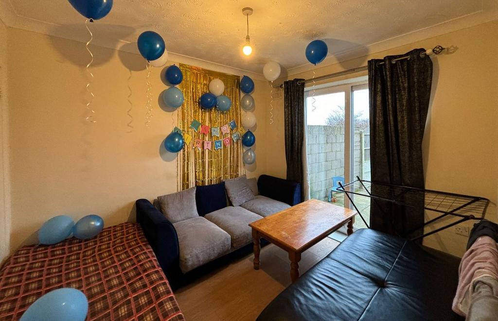 38 Longcroft Road, Luton... 3 bed terraced house £180,000