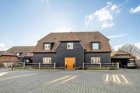 2 Old Knowle Square, Farnham, GU9 0EZ