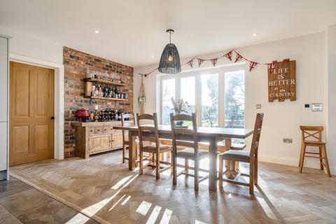 2 Old Knowle Square, Farnham, GU9 0EZ