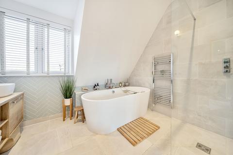 2 Old Knowle Square, Farnham, GU9 0EZ