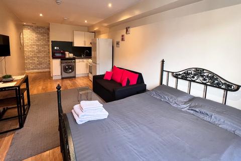 Studio to rent, Finchley Road, London