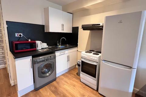 Studio to rent, Finchley Road, London