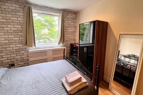Studio to rent, Finchley Road, London
