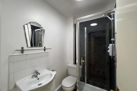 Studio to rent, Finchley Road, London