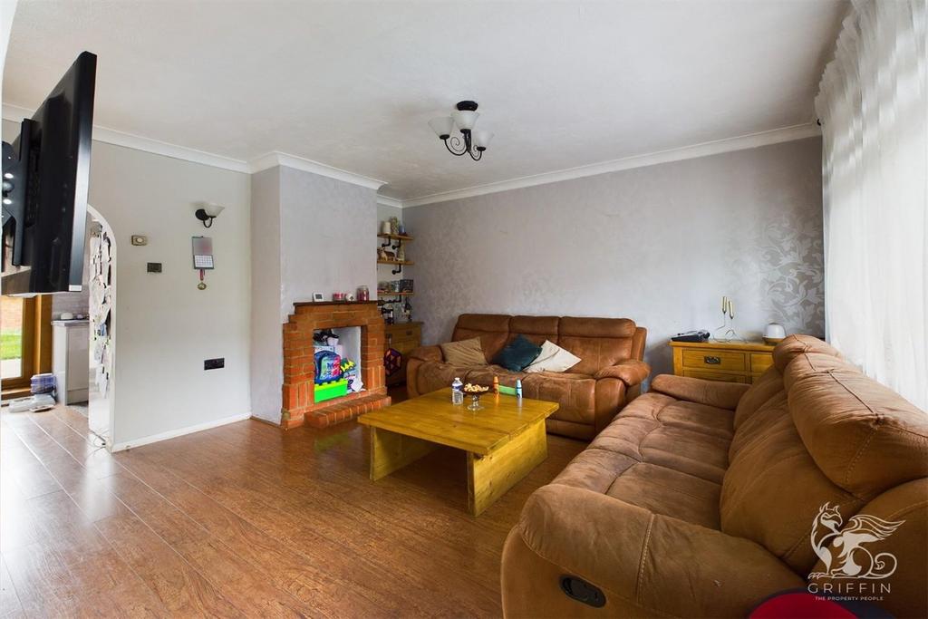 Cullen Square, RM15 3 bed terraced house for sale £365,000
