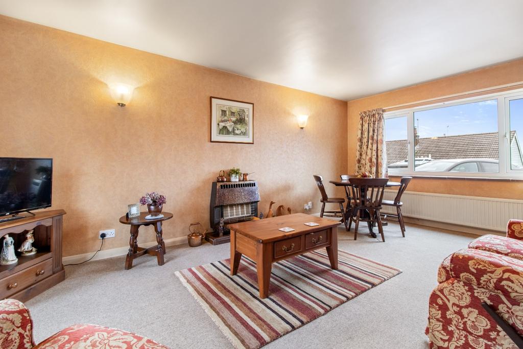 Meadow Road, Malvern, Worcestershire... 3 bed semidetached bungalow