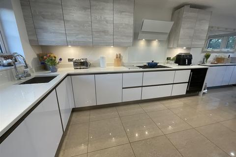 4 Beacon Rise, East Grinstead, RH19 3FR