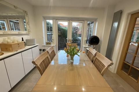 4 Beacon Rise, East Grinstead, RH19 3FR