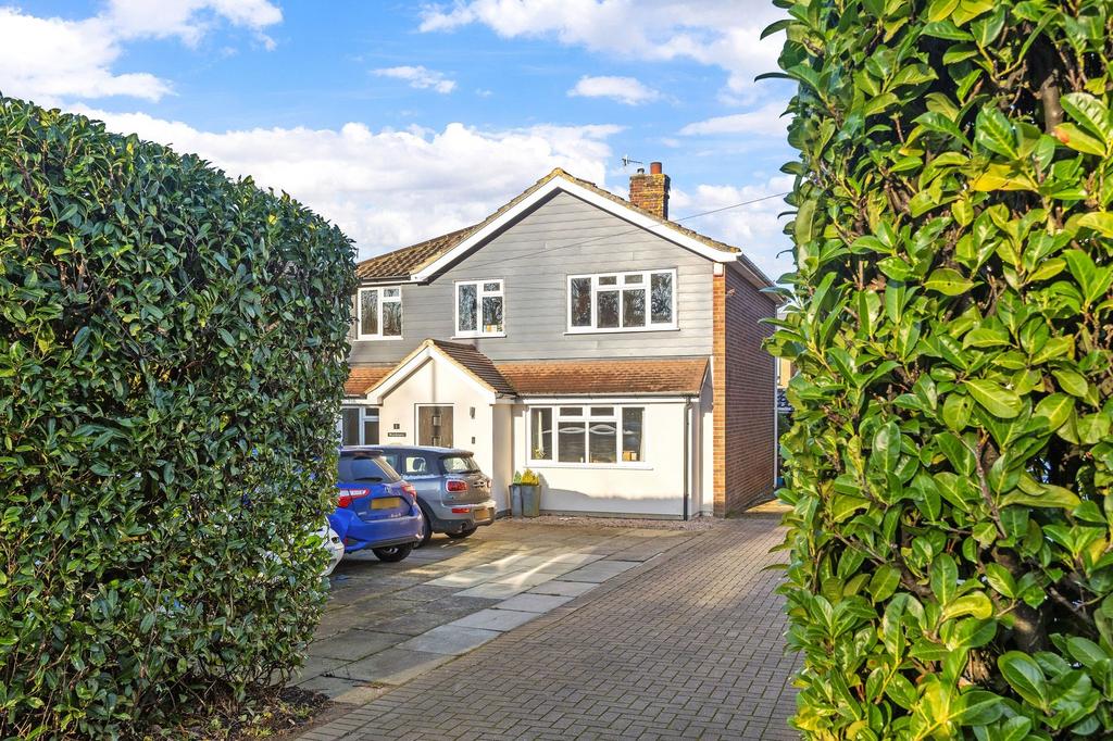 Horley, Horley RH6 4 bed detached house for sale £575,000