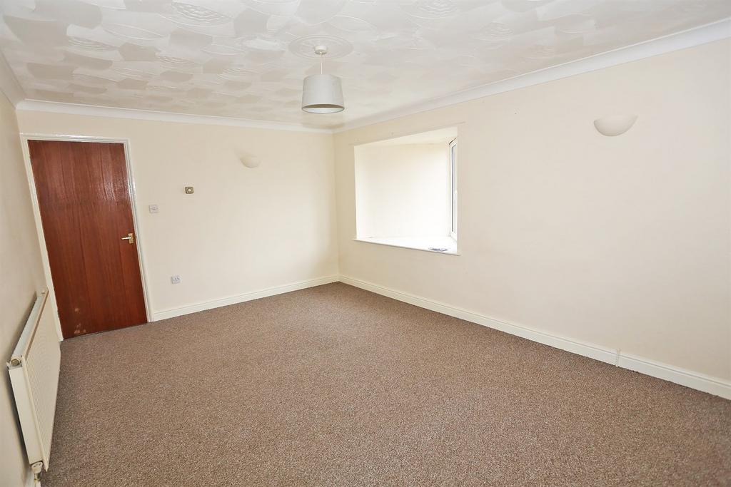 Cardington Court, Acle, Norwich, NR13 2 bed flat to rent £795 pcm (£