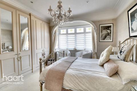 25 Burnway, Hornchurch, RM11 3SN