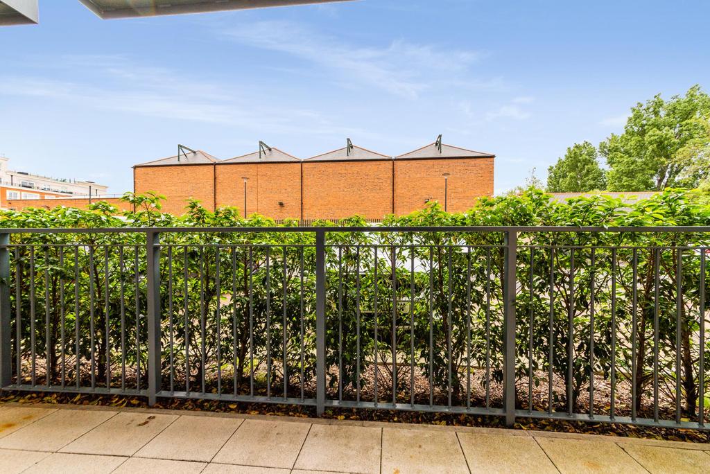 Fairbank House, Beaufort Square... Studio to rent £1,499 pcm (£346 pw)