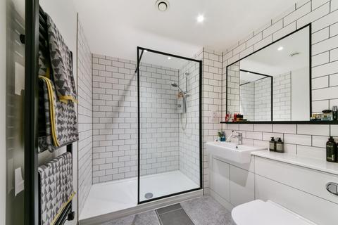 Studio to rent, Fairbank House, Beaufort Square, London, NW9