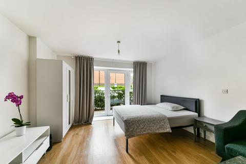 Studio to rent, Fairbank House, Beaufort Square, London, NW9