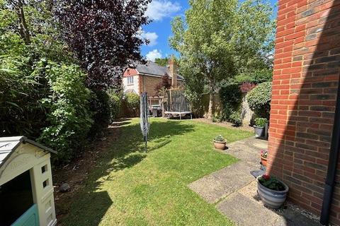 5 Cedar Close, Chesham, HP5 3LL