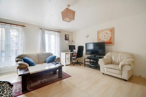 2 bedroom apartment for sale, at Flat 3, 60 Queens Road, London SE15