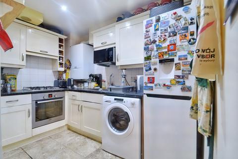 2 bedroom apartment for sale, at Flat 3, 60 Queens Road, London SE15