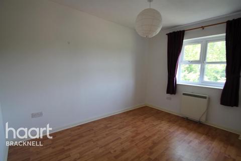 2 bedroom flat to rent, East View Court, Bracknell RG42