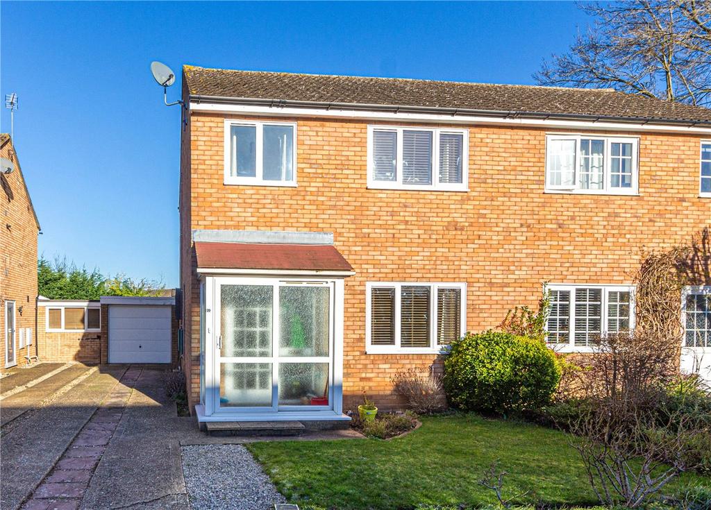Burnsall Place, Harpenden, Hertfordshire 3 bed semidetached house for