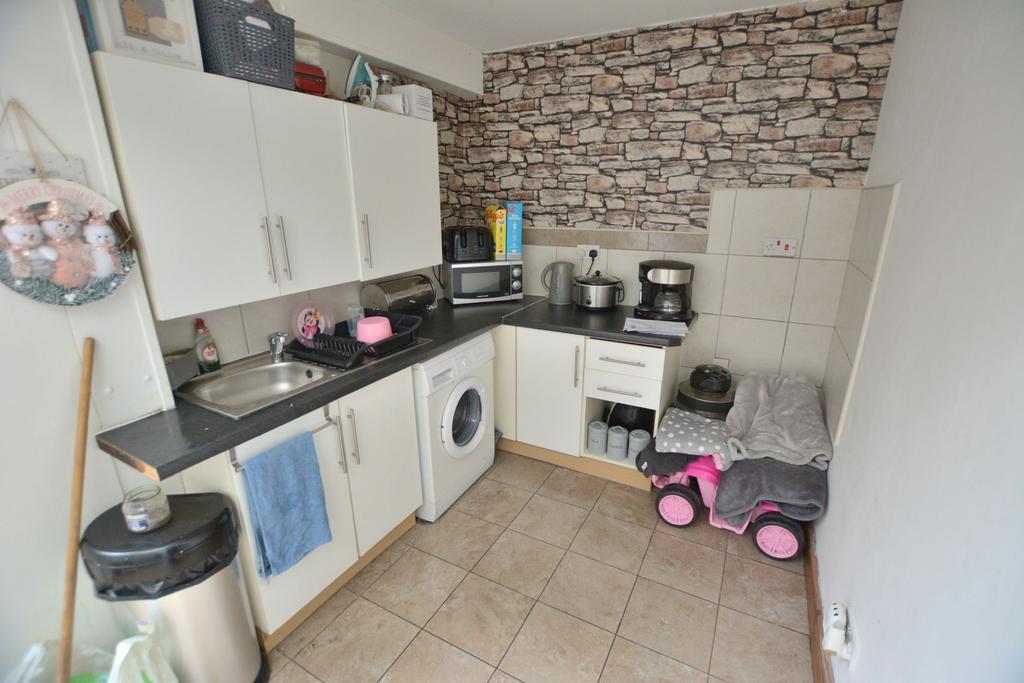 Mountain Ash CF45 3 bed terraced house to rent £595 pcm (£137 pw)