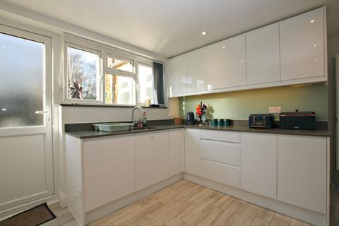 3 bedroom flat to rent, Salmon Street, Nw9