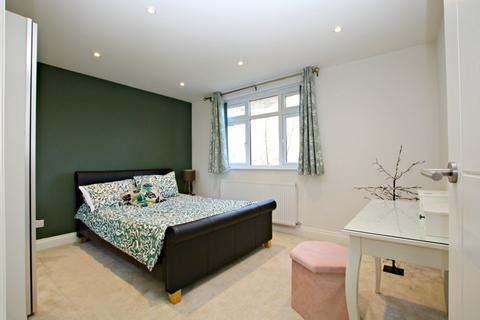 3 bedroom flat to rent, Salmon Street, Nw9