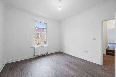 2 bedroom apartment to rent, Garratt Lane, London