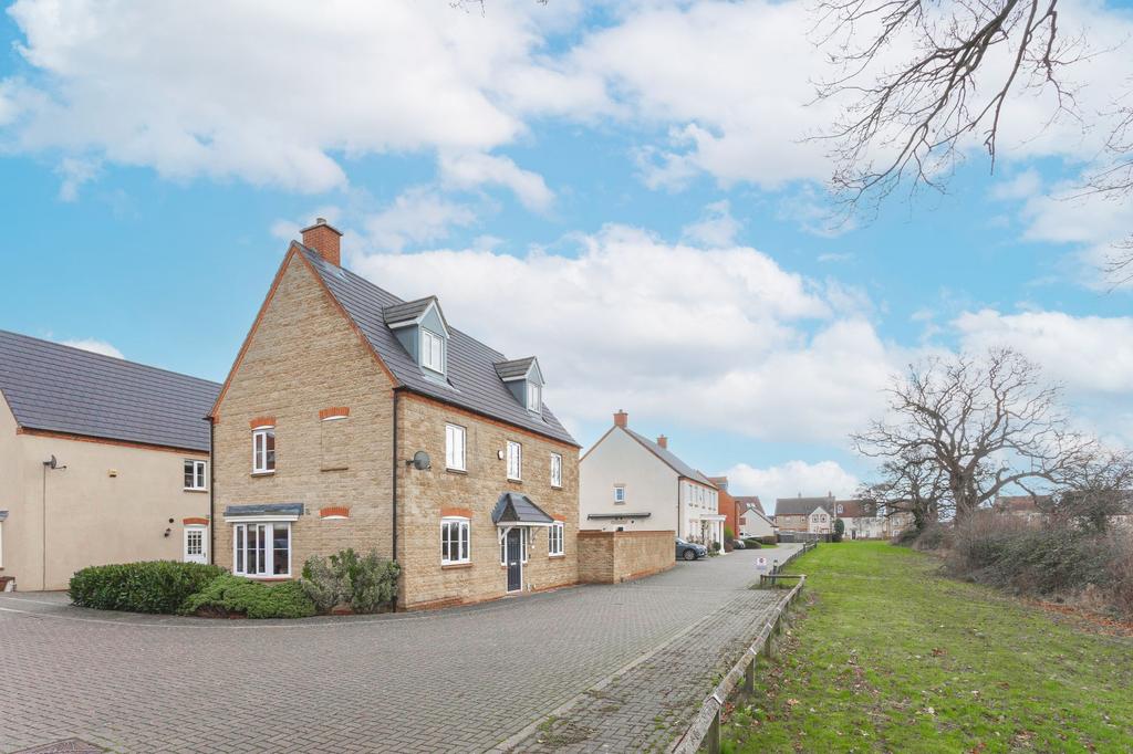 Bicester, Bicester OX26 5 bed detached house for sale £600,000
