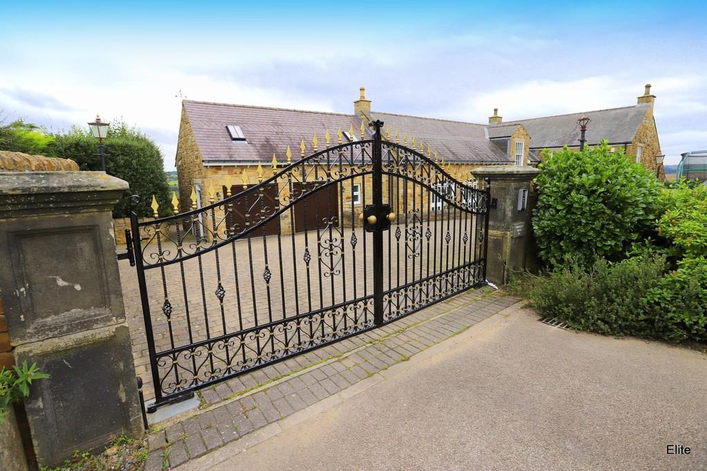 Whitehall Lane, Consett DH8 6 bed detached house to rent £3,250 pcm
