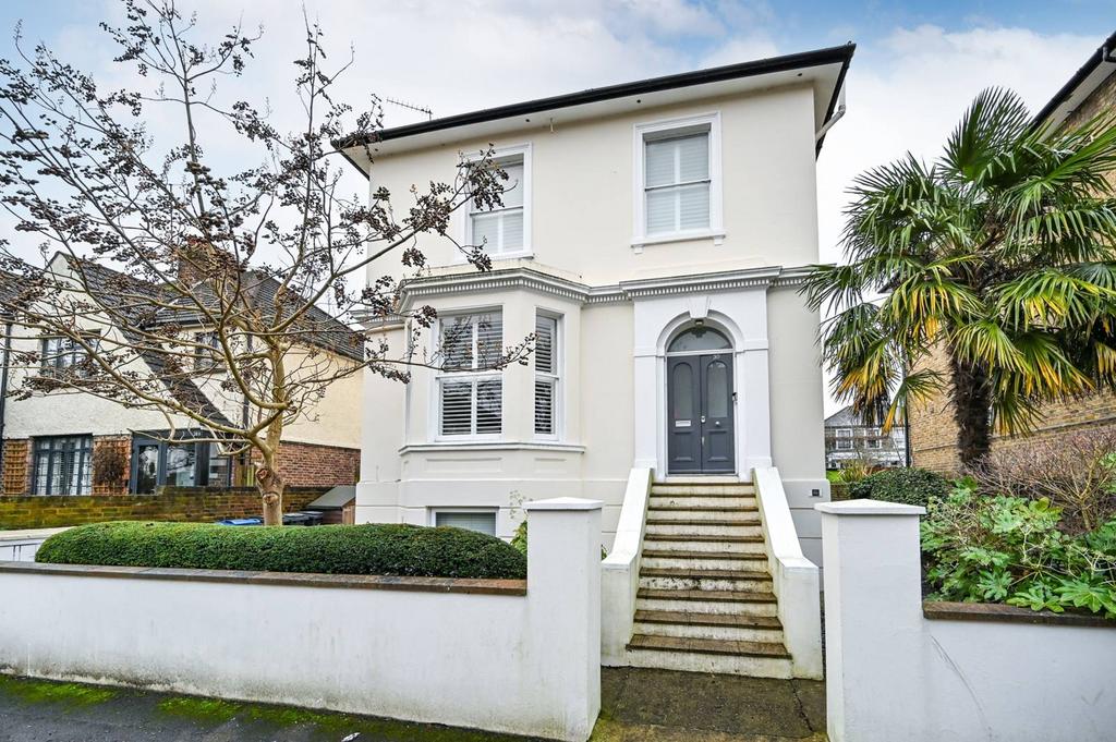 Cadogan Road, Surbiton, KT6 2 bed flat - £2,695 pcm (£622 pw)