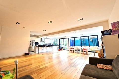 19 Beechcroft Avenue, London, NW11 8BJ