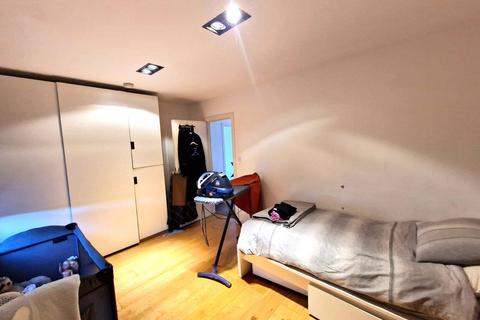 19 Beechcroft Avenue, London, NW11 8BJ