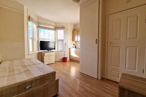 1 bedroom in a house share to rent - Old Bedford Road, Luton