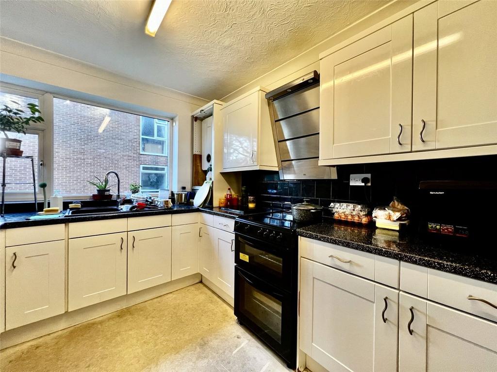 Marlborough Road, Bournemouth, BH4 2 bed apartment for sale £250,000