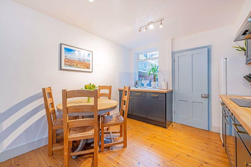 Alexandra Road, Thames Ditton, KT7 3 bed terraced house £2,700 pcm (£