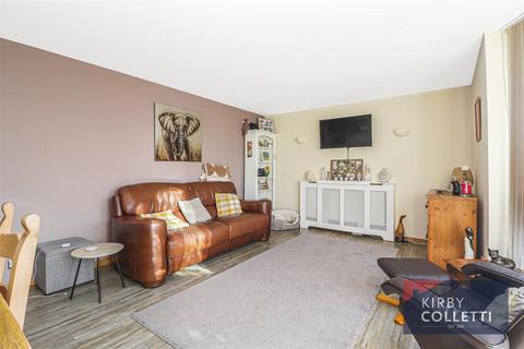 17, Eversley Lodge Park View, Hoddesdon, EN11 8PH