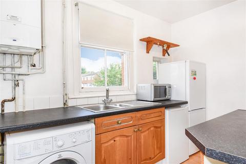 4 bedroom house to rent - Madrid Road, Guildford