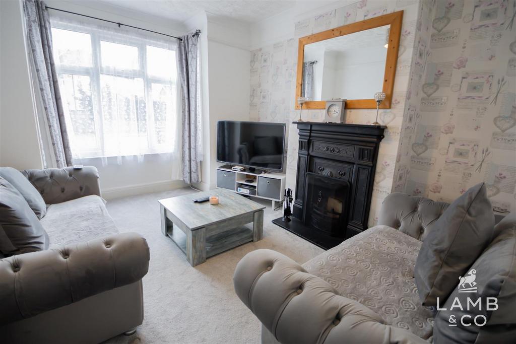 Skelmersdale Road, ClactonOnSea CO15 3 bed semidetached house for