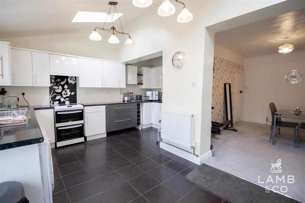 Skelmersdale Road, ClactonOnSea CO15 3 bed semidetached house for