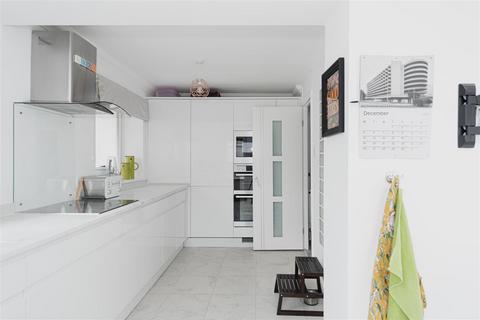 13 Royal Drive, Epsom, KT18 5PR