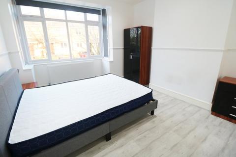 1 bedroom in a house share to rent, Boundary Road, Colliers Wood, London, SW19