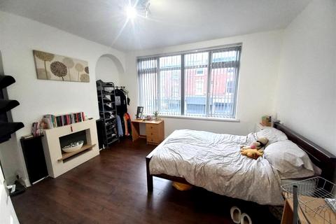 2 bedroom flat to rent, 2 Bed Apartment *£130 pppw excluding bills* AVAILABLE FOR 2024/25 ACADEMIC YEAR * Holden Street  NG7 3GL